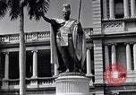 Standbild Autos enter Governor's Palace Honolulu Hawaii USA, 1942, aus Sekunde 16 historischem Filmmaterial Videoclip 65675037118
