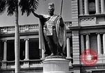Standbild Autos enter Governor's Palace Honolulu Hawaii USA, 1942, aus Sekunde 17 historischem Filmmaterial Videoclip 65675037118