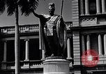 Standbild Autos enter Governor's Palace Honolulu Hawaii USA, 1942, aus Sekunde 19 historischem Filmmaterial Videoclip 65675037118
