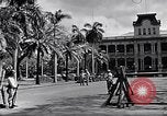 Standbild Autos enter Governor's Palace Honolulu Hawaii USA, 1942, aus Sekunde 20 historischem Filmmaterial Videoclip 65675037118