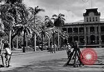 Standbild Autos enter Governor's Palace Honolulu Hawaii USA, 1942, aus Sekunde 21 historischem Filmmaterial Videoclip 65675037118