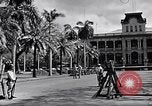 Standbild Autos enter Governor's Palace Honolulu Hawaii USA, 1942, aus Sekunde 23 historischem Filmmaterial Videoclip 65675037118