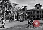 Standbild Autos enter Governor's Palace Honolulu Hawaii USA, 1942, aus Sekunde 24 historischem Filmmaterial Videoclip 65675037118