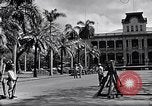 Standbild Autos enter Governor's Palace Honolulu Hawaii USA, 1942, aus Sekunde 25 historischem Filmmaterial Videoclip 65675037118