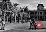 Standbild Autos enter Governor's Palace Honolulu Hawaii USA, 1942, aus Sekunde 27 historischem Filmmaterial Videoclip 65675037118