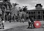 Standbild Autos enter Governor's Palace Honolulu Hawaii USA, 1942, aus Sekunde 30 historischem Filmmaterial Videoclip 65675037118