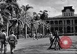Standbild Autos enter Governor's Palace Honolulu Hawaii USA, 1942, aus Sekunde 31 historischem Filmmaterial Videoclip 65675037118