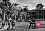 Standbild Autos enter Governor's Palace Honolulu Hawaii USA, 1942, aus Sekunde 32 historischem Filmmaterial Videoclip 65675037118