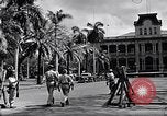 Standbild Autos enter Governor's Palace Honolulu Hawaii USA, 1942, aus Sekunde 33 historischem Filmmaterial Videoclip 65675037118