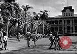 Standbild Autos enter Governor's Palace Honolulu Hawaii USA, 1942, aus Sekunde 34 historischem Filmmaterial Videoclip 65675037118