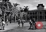 Standbild Autos enter Governor's Palace Honolulu Hawaii USA, 1942, aus Sekunde 35 historischem Filmmaterial Videoclip 65675037118