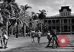 Standbild Autos enter Governor's Palace Honolulu Hawaii USA, 1942, aus Sekunde 36 historischem Filmmaterial Videoclip 65675037118