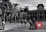 Standbild Autos enter Governor's Palace Honolulu Hawaii USA, 1942, aus Sekunde 37 historischem Filmmaterial Videoclip 65675037118