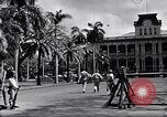 Standbild Autos enter Governor's Palace Honolulu Hawaii USA, 1942, aus Sekunde 38 historischem Filmmaterial Videoclip 65675037118