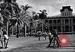 Standbild Autos enter Governor's Palace Honolulu Hawaii USA, 1942, aus Sekunde 39 historischem Filmmaterial Videoclip 65675037118