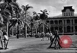 Standbild Autos enter Governor's Palace Honolulu Hawaii USA, 1942, aus Sekunde 40 historischem Filmmaterial Videoclip 65675037118