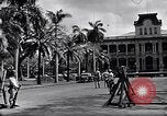 Standbild Autos enter Governor's Palace Honolulu Hawaii USA, 1942, aus Sekunde 41 historischem Filmmaterial Videoclip 65675037118