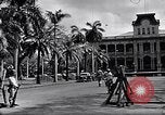 Standbild Autos enter Governor's Palace Honolulu Hawaii USA, 1942, aus Sekunde 42 historischem Filmmaterial Videoclip 65675037118