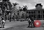 Standbild Autos enter Governor's Palace Honolulu Hawaii USA, 1942, aus Sekunde 43 historischem Filmmaterial Videoclip 65675037118