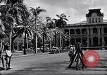 Standbild Autos enter Governor's Palace Honolulu Hawaii USA, 1942, aus Sekunde 45 historischem Filmmaterial Videoclip 65675037118