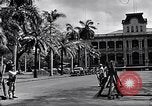 Standbild Autos enter Governor's Palace Honolulu Hawaii USA, 1942, aus Sekunde 46 historischem Filmmaterial Videoclip 65675037118