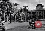 Standbild Autos enter Governor's Palace Honolulu Hawaii USA, 1942, aus Sekunde 47 historischem Filmmaterial Videoclip 65675037118