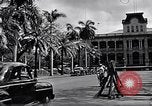 Standbild Autos enter Governor's Palace Honolulu Hawaii USA, 1942, aus Sekunde 48 historischem Filmmaterial Videoclip 65675037118