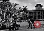 Standbild Autos enter Governor's Palace Honolulu Hawaii USA, 1942, aus Sekunde 49 historischem Filmmaterial Videoclip 65675037118