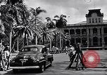 Standbild Autos enter Governor's Palace Honolulu Hawaii USA, 1942, aus Sekunde 50 historischem Filmmaterial Videoclip 65675037118