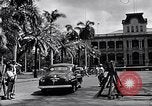 Standbild Autos enter Governor's Palace Honolulu Hawaii USA, 1942, aus Sekunde 51 historischem Filmmaterial Videoclip 65675037118