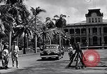 Standbild Autos enter Governor's Palace Honolulu Hawaii USA, 1942, aus Sekunde 52 historischem Filmmaterial Videoclip 65675037118