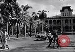 Standbild Autos enter Governor's Palace Honolulu Hawaii USA, 1942, aus Sekunde 53 historischem Filmmaterial Videoclip 65675037118