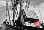 Immagine di I soldati scendono dalla nave da trasporto Honolulu Hawaii USA, 1942, secondo 9 filmato di repertorio 65675037120