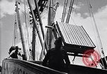Immagine di I soldati scendono dalla nave da trasporto Honolulu Hawaii USA, 1942, secondo 10 filmato di repertorio 65675037120