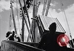Immagine di I soldati scendono dalla nave da trasporto Honolulu Hawaii USA, 1942, secondo 11 filmato di repertorio 65675037120