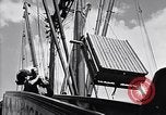 Immagine di I soldati scendono dalla nave da trasporto Honolulu Hawaii USA, 1942, secondo 12 filmato di repertorio 65675037120