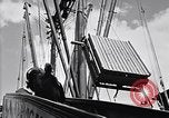 Immagine di I soldati scendono dalla nave da trasporto Honolulu Hawaii USA, 1942, secondo 14 filmato di repertorio 65675037120