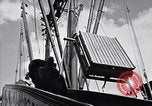 Immagine di I soldati scendono dalla nave da trasporto Honolulu Hawaii USA, 1942, secondo 15 filmato di repertorio 65675037120