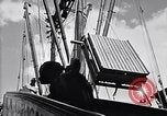 Immagine di I soldati scendono dalla nave da trasporto Honolulu Hawaii USA, 1942, secondo 16 filmato di repertorio 65675037120