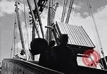 Immagine di I soldati scendono dalla nave da trasporto Honolulu Hawaii USA, 1942, secondo 17 filmato di repertorio 65675037120