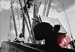 Immagine di I soldati scendono dalla nave da trasporto Honolulu Hawaii USA, 1942, secondo 19 filmato di repertorio 65675037120