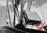 Immagine di I soldati scendono dalla nave da trasporto Honolulu Hawaii USA, 1942, secondo 22 filmato di repertorio 65675037120