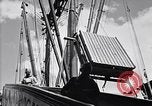 Immagine di I soldati scendono dalla nave da trasporto Honolulu Hawaii USA, 1942, secondo 23 filmato di repertorio 65675037120