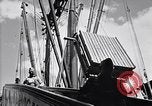 Immagine di I soldati scendono dalla nave da trasporto Honolulu Hawaii USA, 1942, secondo 24 filmato di repertorio 65675037120
