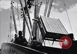 Immagine di I soldati scendono dalla nave da trasporto Honolulu Hawaii USA, 1942, secondo 27 filmato di repertorio 65675037120