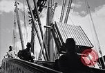 Immagine di I soldati scendono dalla nave da trasporto Honolulu Hawaii USA, 1942, secondo 31 filmato di repertorio 65675037120