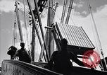 Immagine di I soldati scendono dalla nave da trasporto Honolulu Hawaii USA, 1942, secondo 34 filmato di repertorio 65675037120
