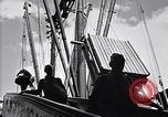 Immagine di I soldati scendono dalla nave da trasporto Honolulu Hawaii USA, 1942, secondo 35 filmato di repertorio 65675037120