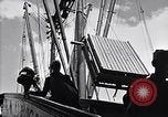 Immagine di I soldati scendono dalla nave da trasporto Honolulu Hawaii USA, 1942, secondo 36 filmato di repertorio 65675037120
