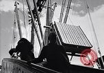 Immagine di I soldati scendono dalla nave da trasporto Honolulu Hawaii USA, 1942, secondo 38 filmato di repertorio 65675037120